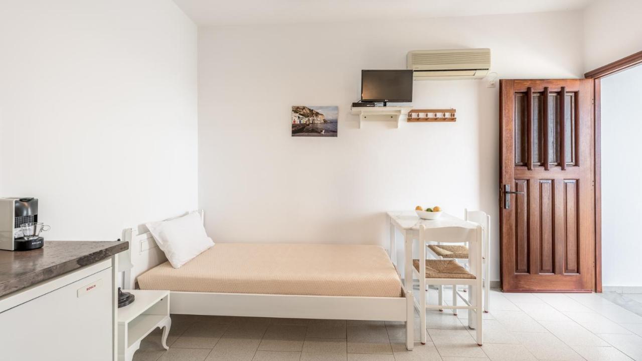Giourgas Studios & Apartments Provatas Extérieur photo